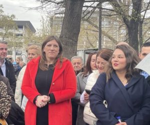 «Η θέση μου είναι με τον κόσμο»: Απέναντι από την εξέδρα των επισήμων η Κωνσταντοπούλου