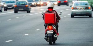Δουλεύει ντελιβεράς: Οικovoμική καταστρoφń για πασίγνωστο πρωταγωνιστή της ελληνικής τηλεόρασης