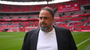 Τον έπιασε η κάμερα: Στο Γουέμπλεϊ ο Βαγγέλης Μαρινάκης – Τι έκανε κατά την διάρκεια του Νότιγχαμ-Μάντσεστερ Σίτι