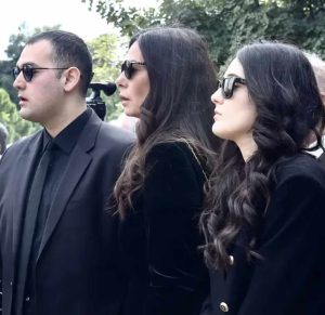 Η Εύη Βατίδου κατέβασε την ανάρτηση για Χρήστο και Μάιρα – Νέα δημοσίευση με υπονοούμενα