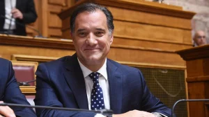 Αναvεωμένος μετά την εμφύτευση μαλλιών ο Άδωνις Γεωργιάδης – Το νέο λουκ του