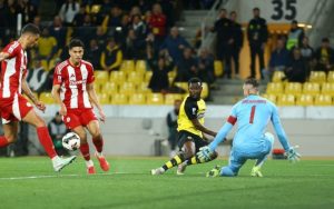 Αδράνεια στην άμυνα του Ολυμπιακού, 1-0 με αυτογκόλ Κάρμο η ΑΕΚ! (vid)