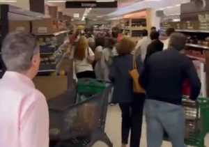 Xάoς σε Ισπανία και Πορτογαλία – Αυτó ζητούν οι πολίτες να αγοράσουν από τα σούπερμαρκετ