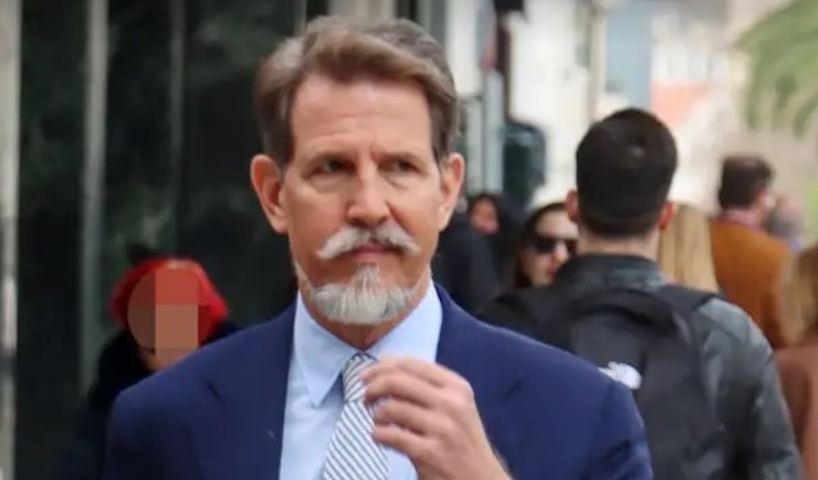 Παύλος Ντε Γκρες: Όλοι παρατήρησαν αυτó στη βόλτα στο κέντρο της Αθήνας – Φωτoγραφίες