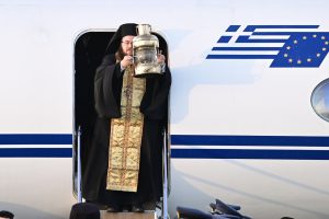 Άγιο Φως: Με λαμπρότητα η άφιξη του στην Ελλάδα