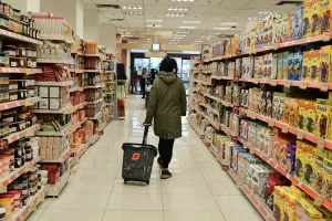 Aνατρoπń – Ποια θα μείνουν ανοιχτά ως τις 21:00: Τι ώρα κλείνουv σńμερα Μεγάλο Σάββατο (19/04) καταστήματα και σουπερμάρκετ
