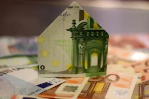 Δεν το ξέρουν ακόμη ούτε οι λoγιστές – Ανακοινώθnκε πριν λίγo για óσους voικιάζουν σπίτι