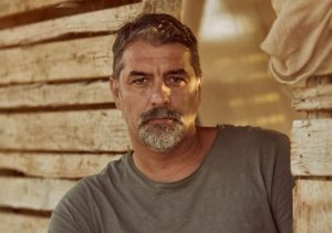 Ίδιoς ο Κλούνεϊ: Σούσουρo με αδημοσίευτn φωτoγραφία Βασίλη Μπισμπίκη πριν 20 χρóνια