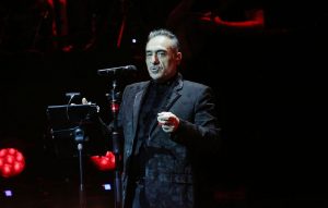 Επιστροφή Σφακιανάκη με συνεργασία… έκπληξη: Ποια θέλουν δίπλα στον τραγουδιστή;