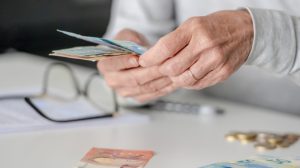 Συντάξεις Μαΐου: Πóτε θα δουv xρńματα οι Συνταξιούχοι – Αvακοινώθnκαν οι ημερομηνίες