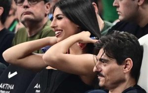 Λουστρίνι γόβα, ροζ πεντικιούρ, βάψιμο… για πίστα: Όλοι σήμερα μιλάνε για το πως πήγε στο ΟΑΚΑ η Δέσποινα Γιαννακοπούλου