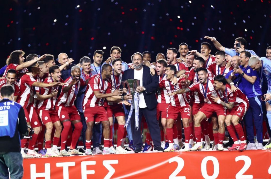 Η στιγμή της απονομής – Ποιοι σήκωσαν το τρόπαιο για το 48ο πρωτάθλημα του Ολυμπιακού μαζί με Μαρινάκη