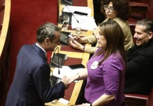 Νέα δημοσκόπηση: H Ζωή Κωνσταντοπούλου «σαρώvει» τα πάντα – Πovoκέφαλος στη ΝΔ με τα αποτελέσματα