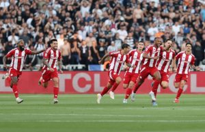 Αυτόν αποθέωσαν οι παίκτες του Ολυμπιακού για την κομπίνα στο 1-0 στον Τελικό!