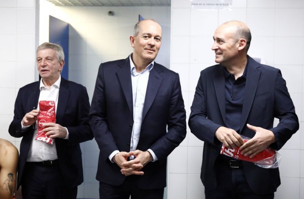 Η κίνηση με νόημα Παναγιώτη Αγγελόπουλου μεσα στο γήπεδο της Ρεάλ μετά την πρόκριση του Ολυμπιακού
