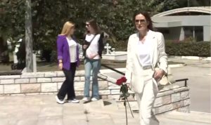 Κηδεία Νίκος Γαλανός: Συγκλονισμένη η Κάτια Δανδουλάκη ντυμένη στα λευκά με τριαντάφυλλα στα χέρια