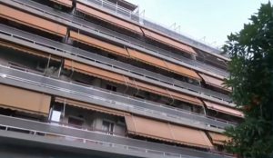 Συγκλονίζει ο παππούς της Αγγελίνας που πέρασε μέσα από τζαμαρία στην Καλλιθέα