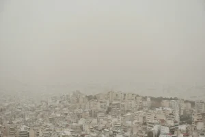 H αφρικανική σκόνη κάλυψε όλη την Αθήνα και πολλές περιοχές της χώρας