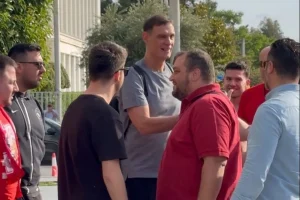 Κίνηση με νόημα από οπαδούς Ολυμπιακού: Τι συνέβn με Μπαρτζώκα πριν την αναχώρηση για το ΟΑΚΑ