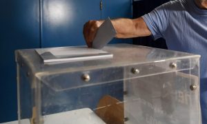 Δημοσκόπηση Bóμβα: Τελευταία η ΝΔ, πρώτη η Κωνσταντοπούλου στους νέους – Ποσοστά έκπληξη
