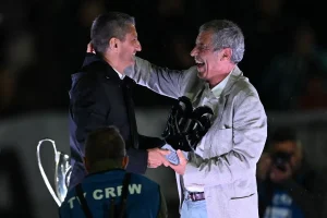 Ο Σάντος στην Τούμπα για τον Βιεϊρίνια: «Μια ημέρα ΠΑΟΚ, πάντα ΠΑΟΚ, μια ημέρα Έλληνας, πάντα Έλληνας»