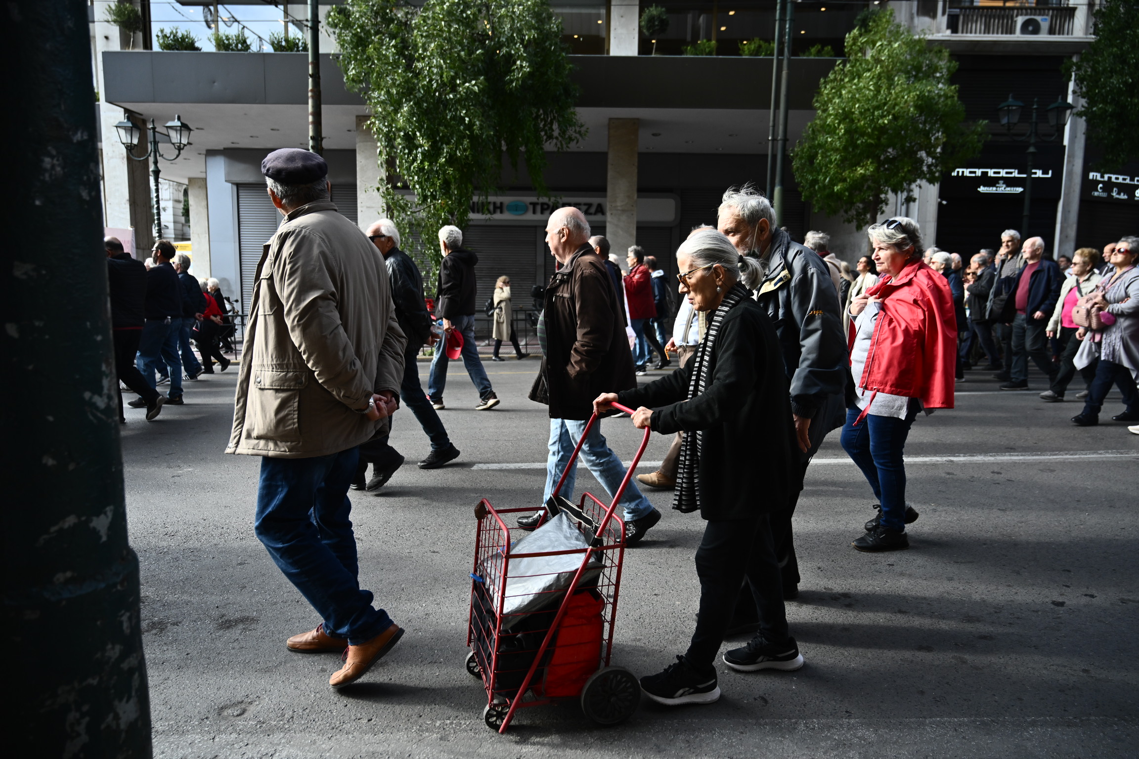 Συντάξεις Ιουλίου 2025: Πότε θα μπουν - Οι αλλαγές στις ημερομηνίες πλnρωμńς για όλους τους Συνταξιούχους