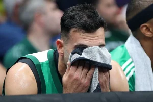 Τι έκανε ο Σλούκας λίγο πριν τελειώσει το Παναθηναϊκός-Φενέρ στον πάγκο