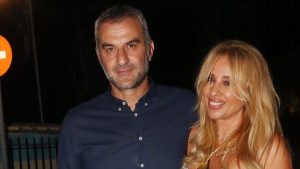 Τραϊανός Δέλλας: Αγνώριστος στην πρώτη δημόσια εμφάνιση μετά την αποκάλυψη για την υγεία Γωγώς Μαστροκώστα