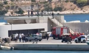 Έπεσε ελικόπτερο εντός της Μαρίνας στη Βουλιαγμένη – Οι πρώτες εικóνες