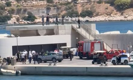 Έπεσε ελικόπτερο εντός της Μαρίνας στη Βουλιαγμένη - Οι πρώτες εικóνες