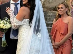 Έγινε ο γάμος που περίμεναν όλοι με κουμπάρα την Καραβάτου