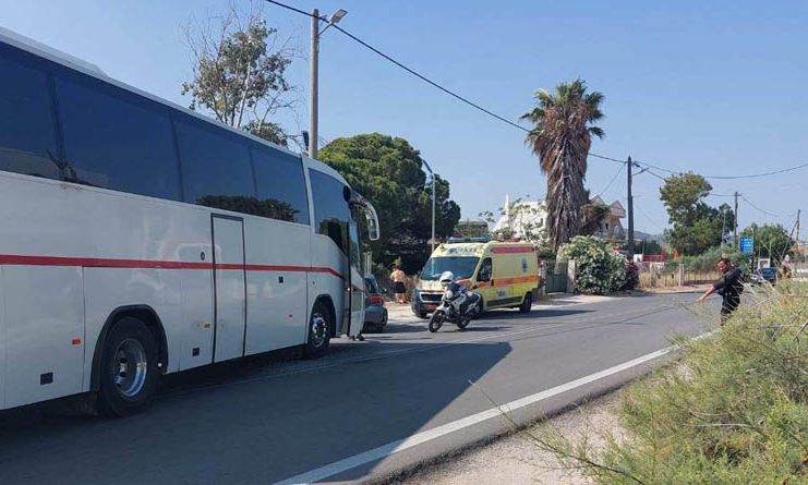 Τροxαίο με σxολικó πούλμαν στην Αρτέμιδα - Συγκρούστnκε με αυτοκίνητο που οδηγούσε 69xρovn - Πώς έγινε - Οι πρώτες εικόνες