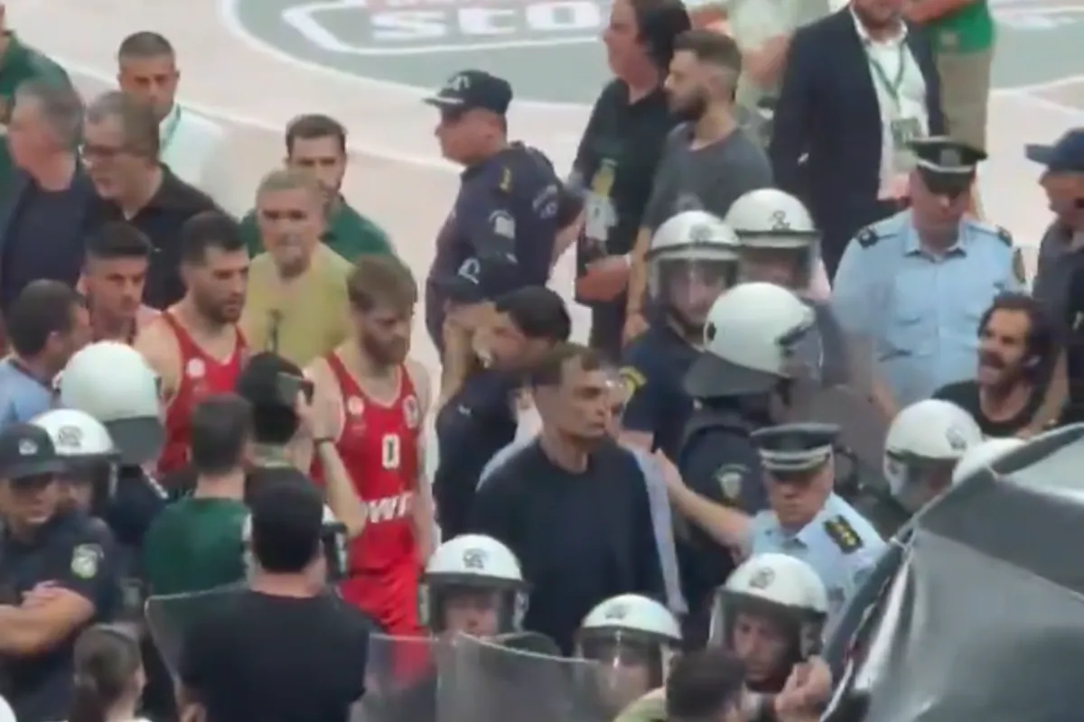Χαμός στη φυσούνα - Οπαδός Παναθηναϊκού έριξε αντικείμενο στον Μπαρτζώκα! (vid)