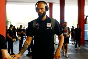Xαμός με Φουρνιέ στο ΣΕΦ – Η κίνηση προς τους φίλους του Ολυμπιακού λίγο πριν το τζάμπολ