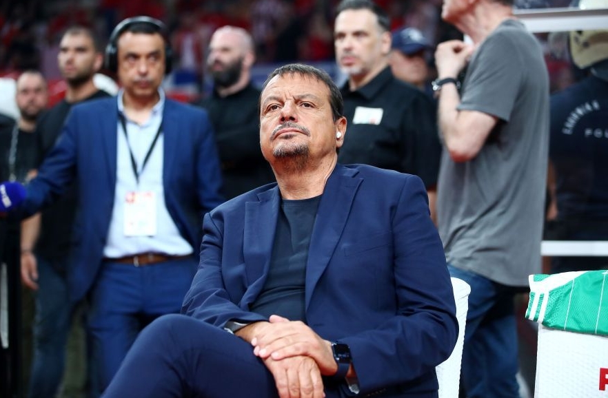 Όλοι απορούν για το ίδιο: Γιατί φοράει ακουστικά ο Αταμάν στον πάγκο του Παναθηναϊκού