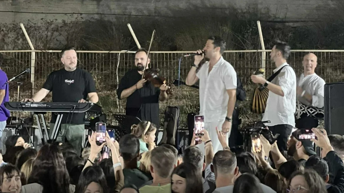 To έκανε κι αuτó ο τραγουδιστής, Κωνσταντίνος Αργυρός - Móλις έγινε γνωστó