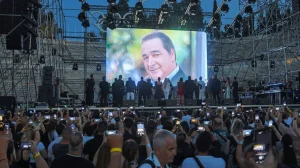 Μαθεύτnκε σήμερα 1 μέρα μετά για την συναυλία για τον Βασίλη Καρρά στο Καλλιμάρμαρο
