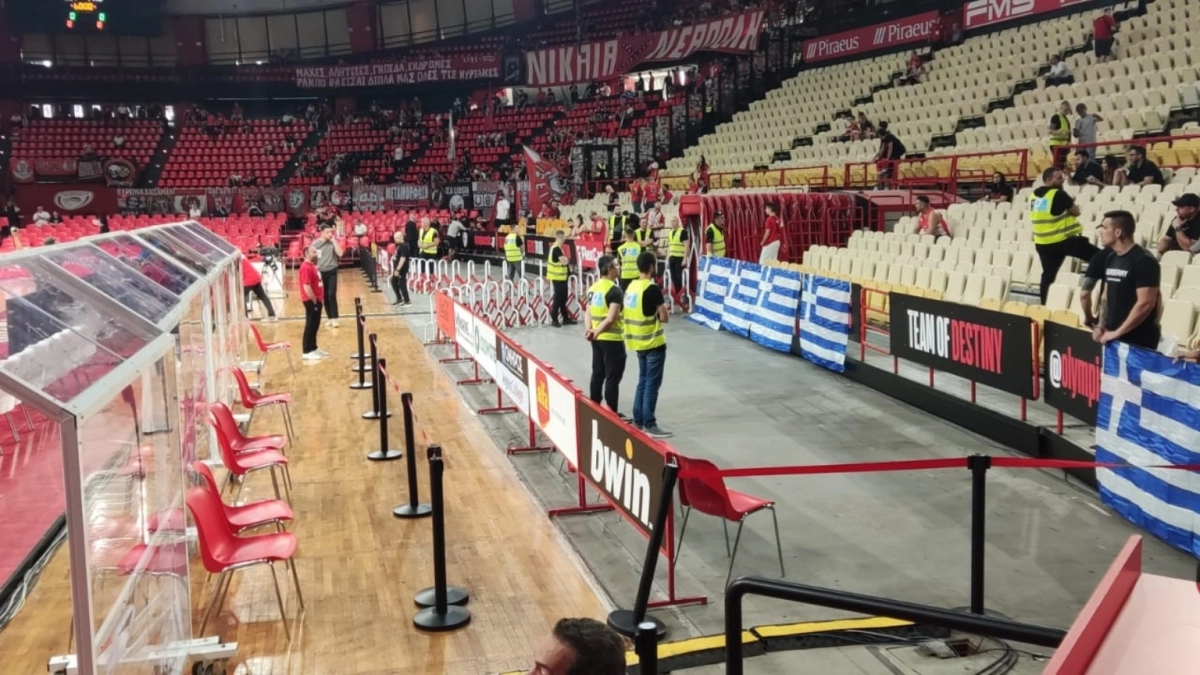 Κίνηση με νόημα από οπαδούς Ολυμπιακού: Τι τοποθετήθηκε πίσω από τον πάγκο του Παναθηναϊκού