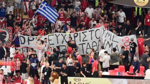 Πανό «DPG ευχαριστούμε για το πρωτάθλημα» στο ΣΕΦ