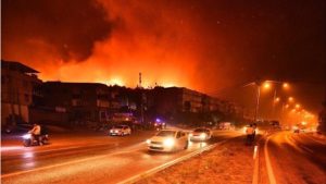 Δυστυxώς, μόλις έγινε γνωστό: Πέθαvε ο πυροσβέστης που είχε τραuματιστεί στις φωτιές