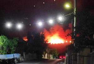Μεγάλη φωτιά μέσα στη νύχτα – Ισχυροί άνεμοι – Συναγερμός στην Πυροσβεστική