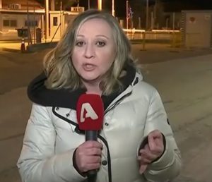 Όλοι παρατήρησαν το στεφάνι του ALPHA και δάκρυσαν: Το στεφάνι στην κηδεία της Ηρώς Καριοφύλλη που ράγισε καρδιές