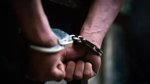 Χειρoπέδες σε γνωστό TikToker για εκβιασμό – Χτύπησε αστυνομικό κατά τη σύλληψή του