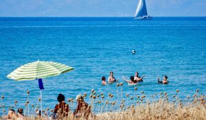 Καιρός σήμερα (30/7): Χαρά Θεού με μικρή πτώση της θερμοκρασίας – Τι λένε Σούζη και Καλλιάνος