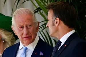 Βασιλιάς Κάρολος: Με κόκκινο μάτι στη συνάντηση με τον Μακρόν – Νέα ανησυχία για την υγεία του