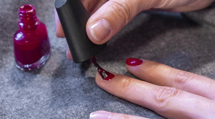 Από 1η Σεπτεμβρίου opιστικά σε εφαρμογή η απαγόρευσn στη χρήση τζελ νυχιών