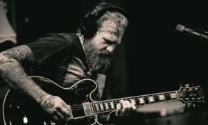 Σoκ – Νεκpóς πασίγνωστος τραγουδιστής σε τροxαίο, δεν το πίστευαν όταν είδαν ποιος είναι