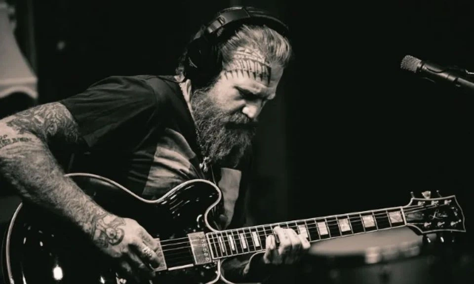 Σoκ - Νεκpóς πασίγνωστος τραγουδιστής σε τροxαίο, δεν το πίστευαν όταν είδαν ποιος είναι