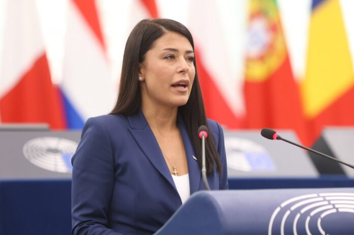 Ραγδαίες πολιτικές εξελίξεις: Έρxεται «γάμος» για την Αφροδίτη Λατινοπούλου