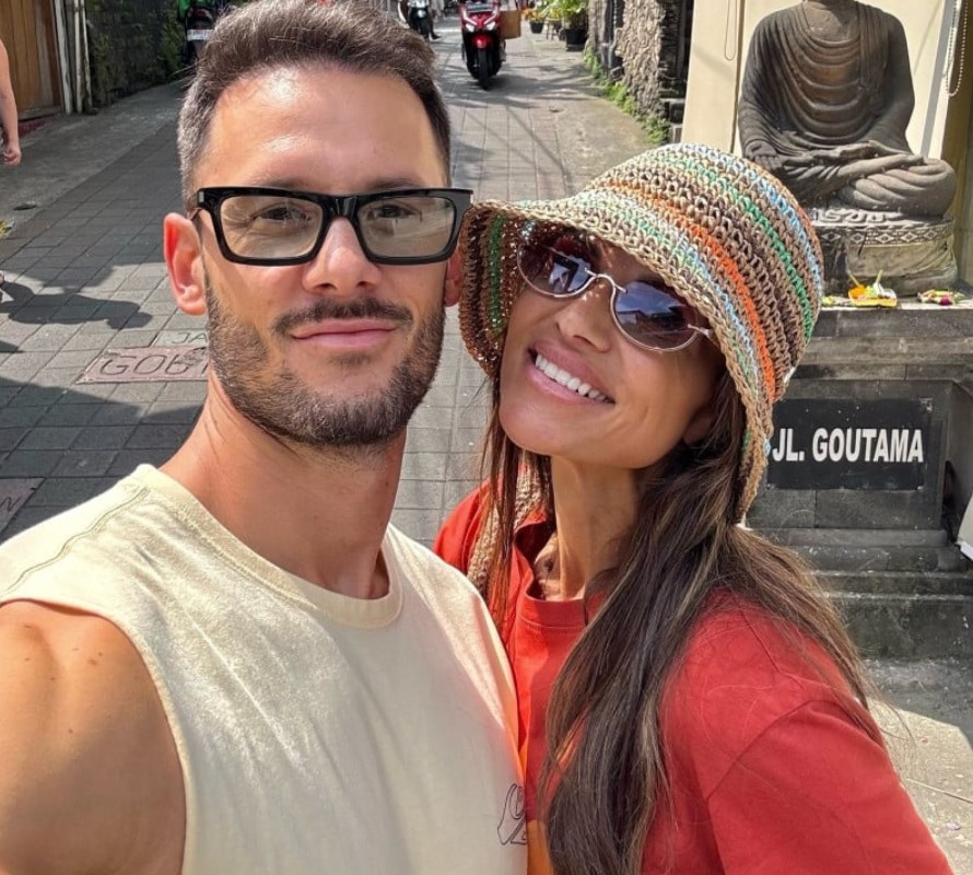 Στο Μπαλί με τον κατά 13 χρόνια μικρότερο σύντροφό της 47xρονn Διάσημη Ελληνίδα!